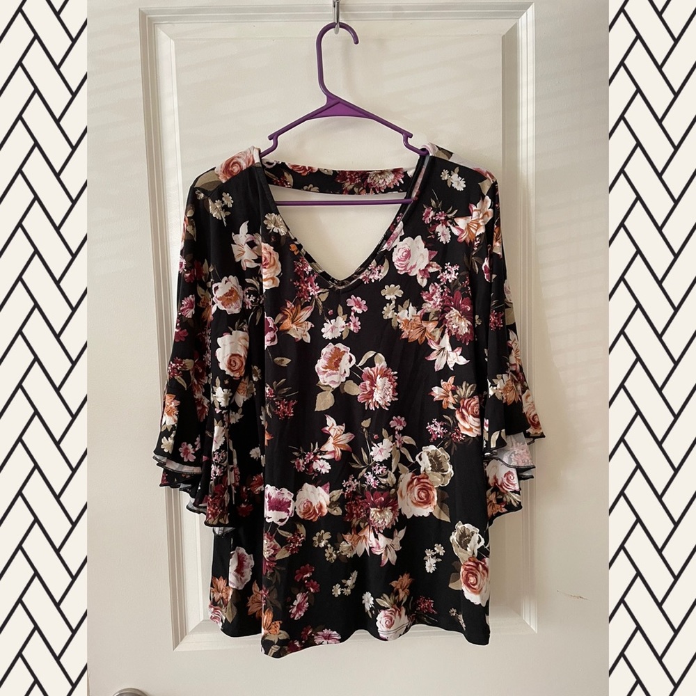 Mid sleeve floral vneck top.